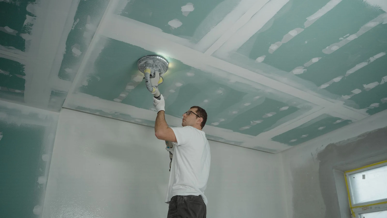 Ponçage des joints d'un plafond en plaques de plâtre
